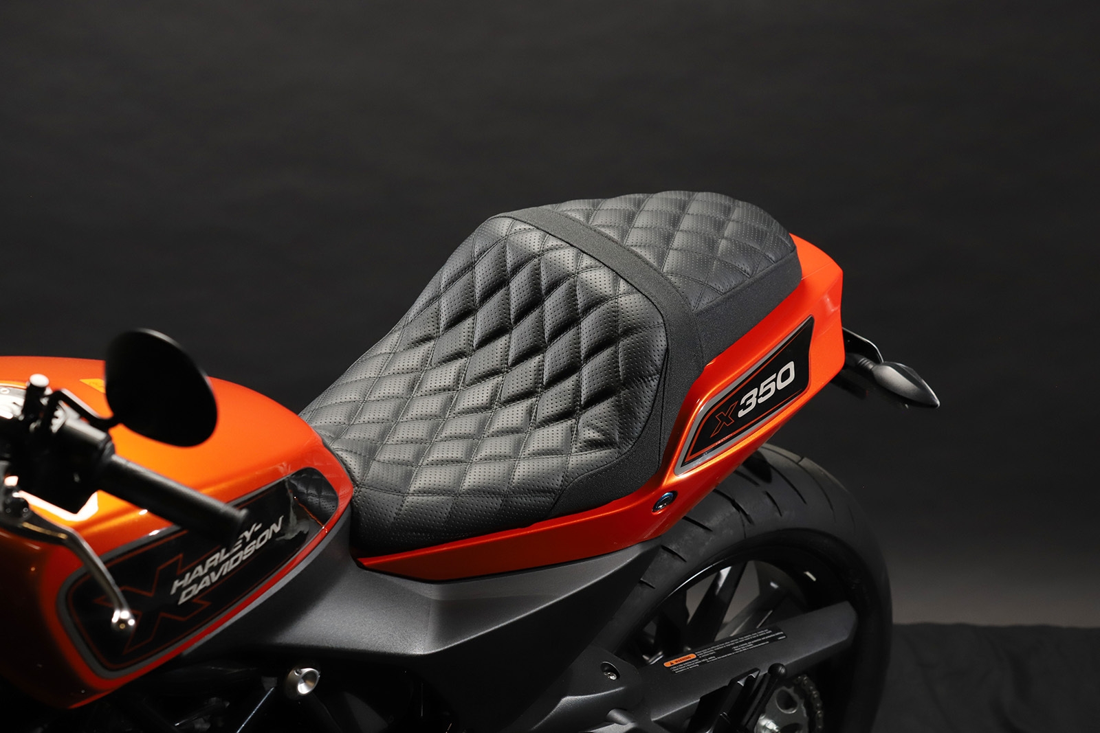 表皮はパンチングレザー&ノンスリップ系レザーの二種類を使用