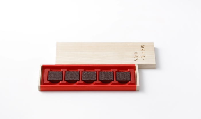 日本の伝統模様が入ったシンプルな四角形の「ビターチョコレート(桐箱入り)」( 10枚入り3,024円)