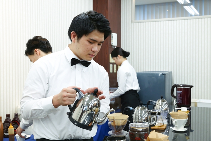 一杯一杯学生が丁寧にドリップします