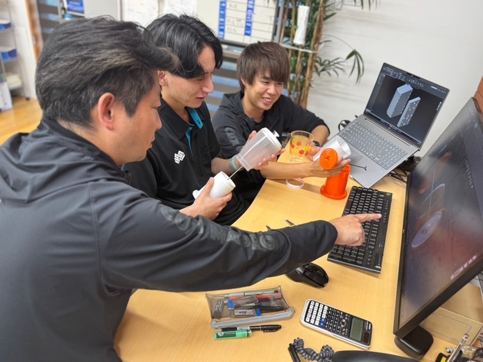 復刻する箸立ての設計をするSWANY(スワニー)のメンバー