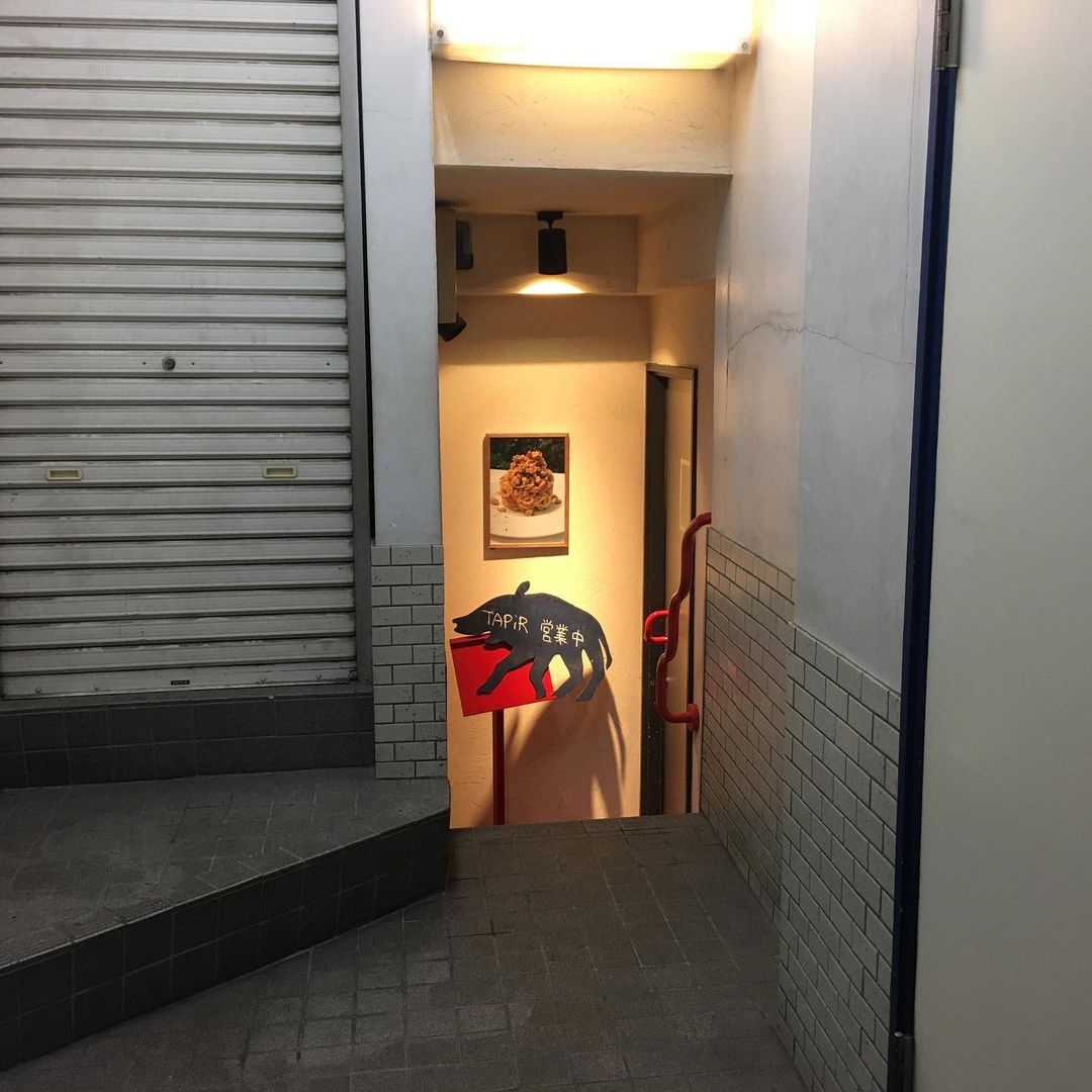 突当りに店舗はございます