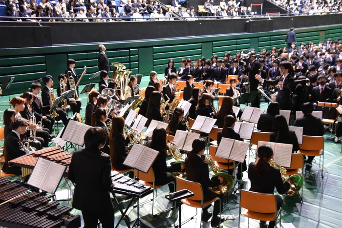 新入生を迎える吹奏楽部の演奏
