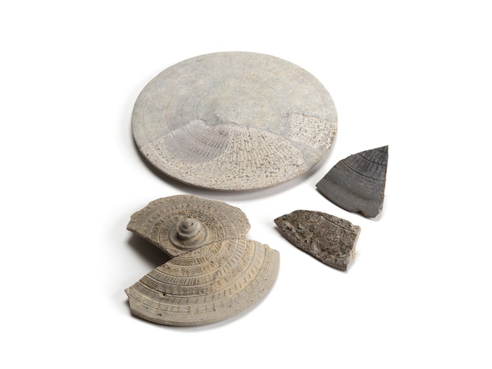 【画像３】列点で装飾された須恵器蓋（寒風窯・飛鳥地域出土）