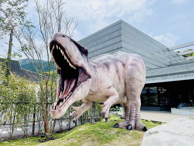 近くには巨大恐竜モニュメント!