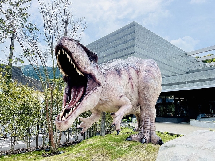 近くには巨大恐竜モニュメント!