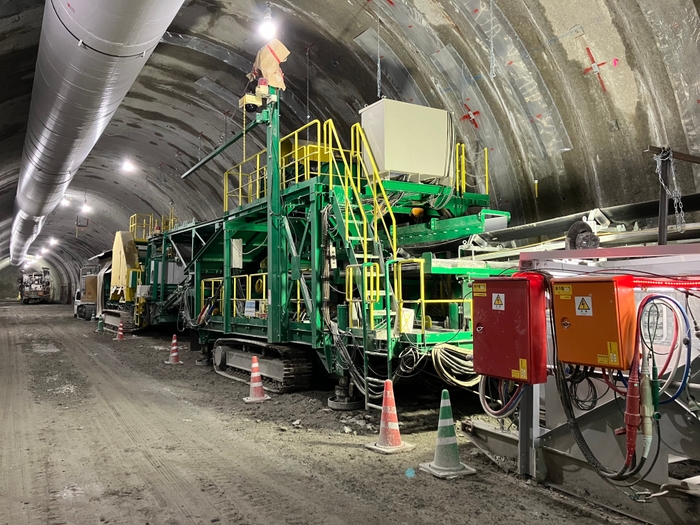 写真1:新型テールピース台車