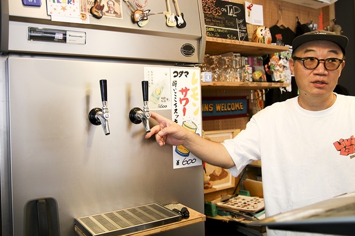 タップが2つ付いている生ビールサーバーでは、常時、豊島区や近辺のローカルを含む国産とアメリカ産のビールを楽しめる。この日は地元豊島区のビール醸造所「CYCAD BREWING」製のピルスナーと、全米ナンバーの呼び声が高いペールエールを準備