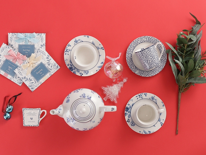 (左上から) パルテール紅茶 各¥660 (税込)  / ティーバッグプレート 各¥2,420 (税込)  / マグカップ 各¥3,190(税込)  / プレート(18㎝) 各¥3,190 (税込)  ティーポット ¥7,590(税込)  ※すべて店舗限定品。