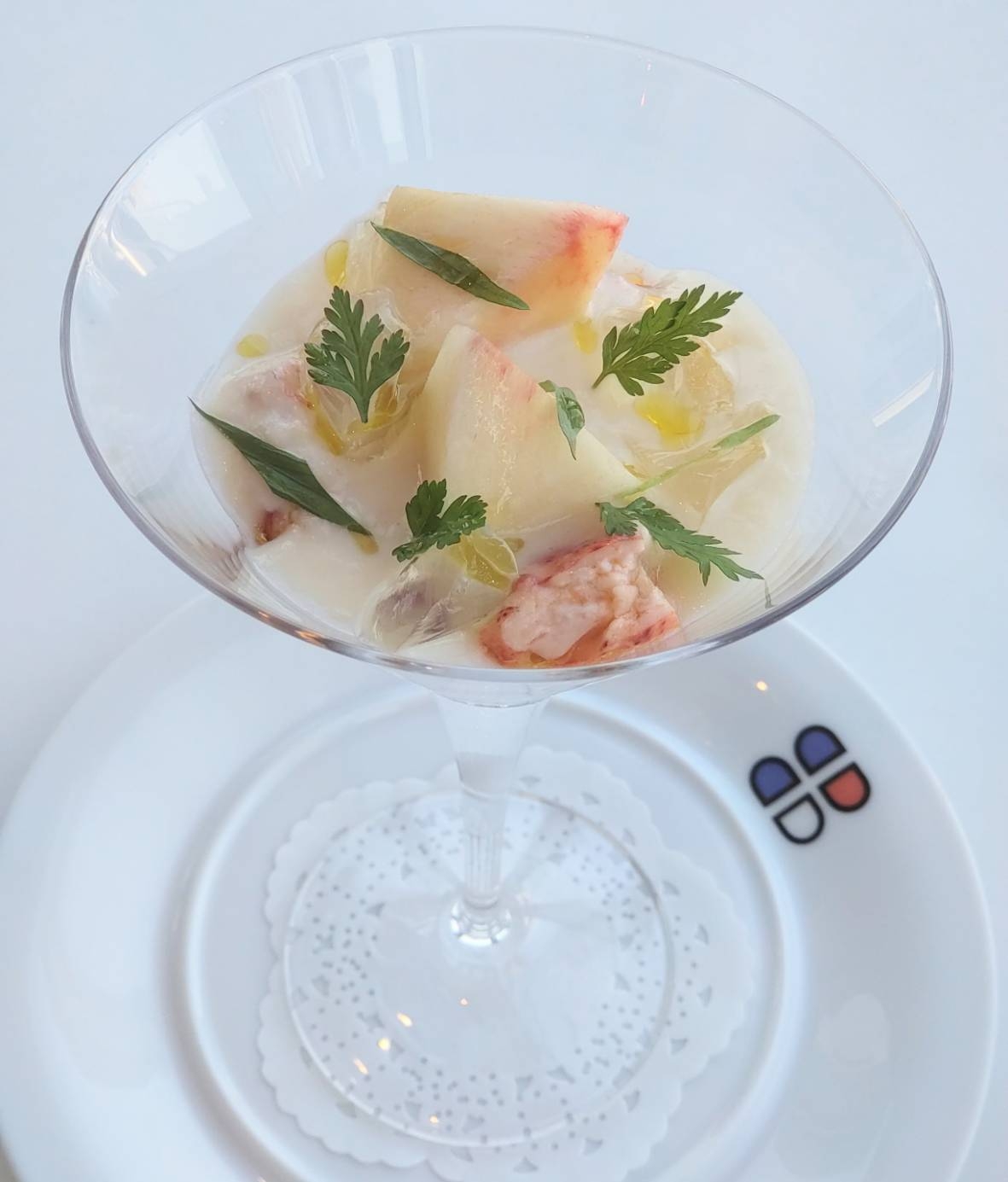 活オマール海老と桃のカクテル リカールのジュレ