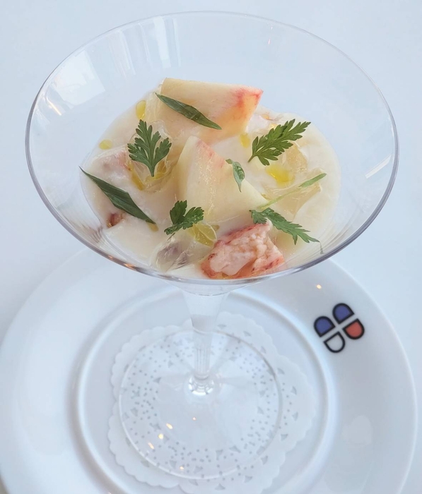 活オマール海老と桃のカクテル リカールのジュレ