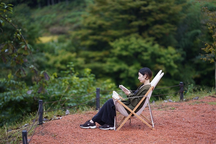 仕事の合間には、木々に囲まれてリラックスタイム