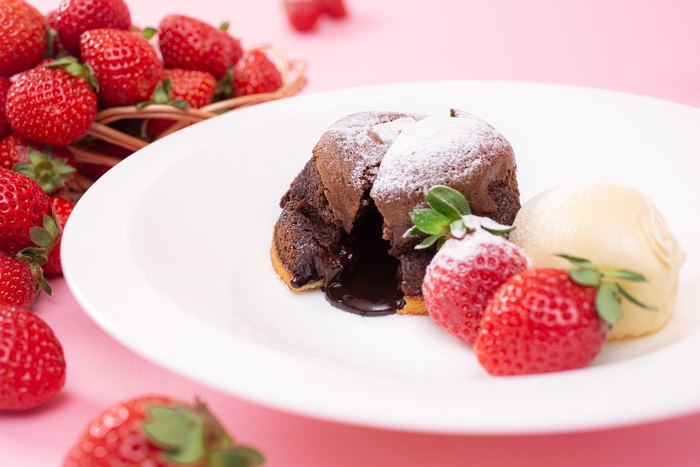 ＜ウェルカムスイーツ＞苺のフォンダン バニラアイス添え