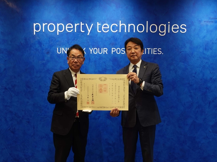 紺綬褒章授与の様子（左：広島県尾道市長　平谷 祐宏 様、右：当社代表取締役社長　濱中 雄大）