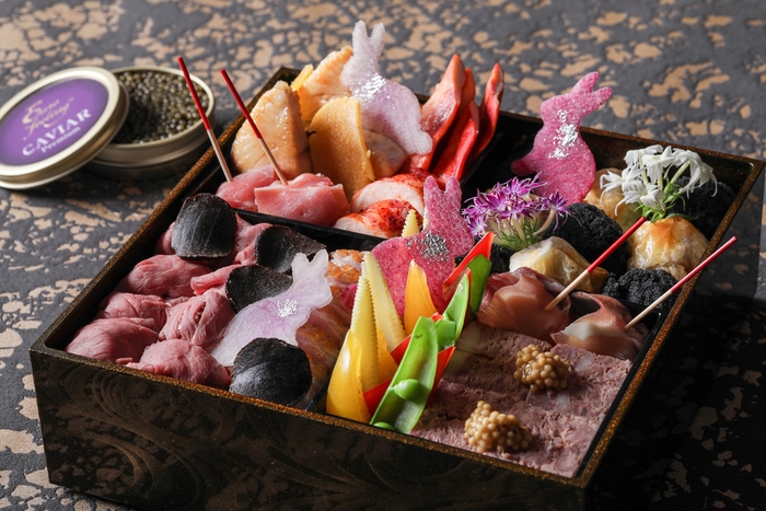 ▲弐の段:国産の牛頬肉をアラビアータ仕立てにしたパイ包みや、しほろ牛のローストビーフ、脂の乗った国産のブリの赤ワインソース照り焼き仕立てなどを贅沢に盛り込んだ弐の段。圧倒的な粒の大きさ、照り卵本来の旨味がたっぷり詰まった至高の逸品プレミアムキャビア(一缶)付き