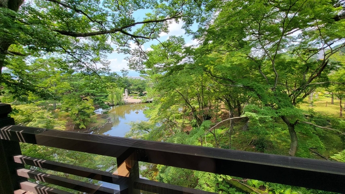 店内からは庭園を見下ろすことができます