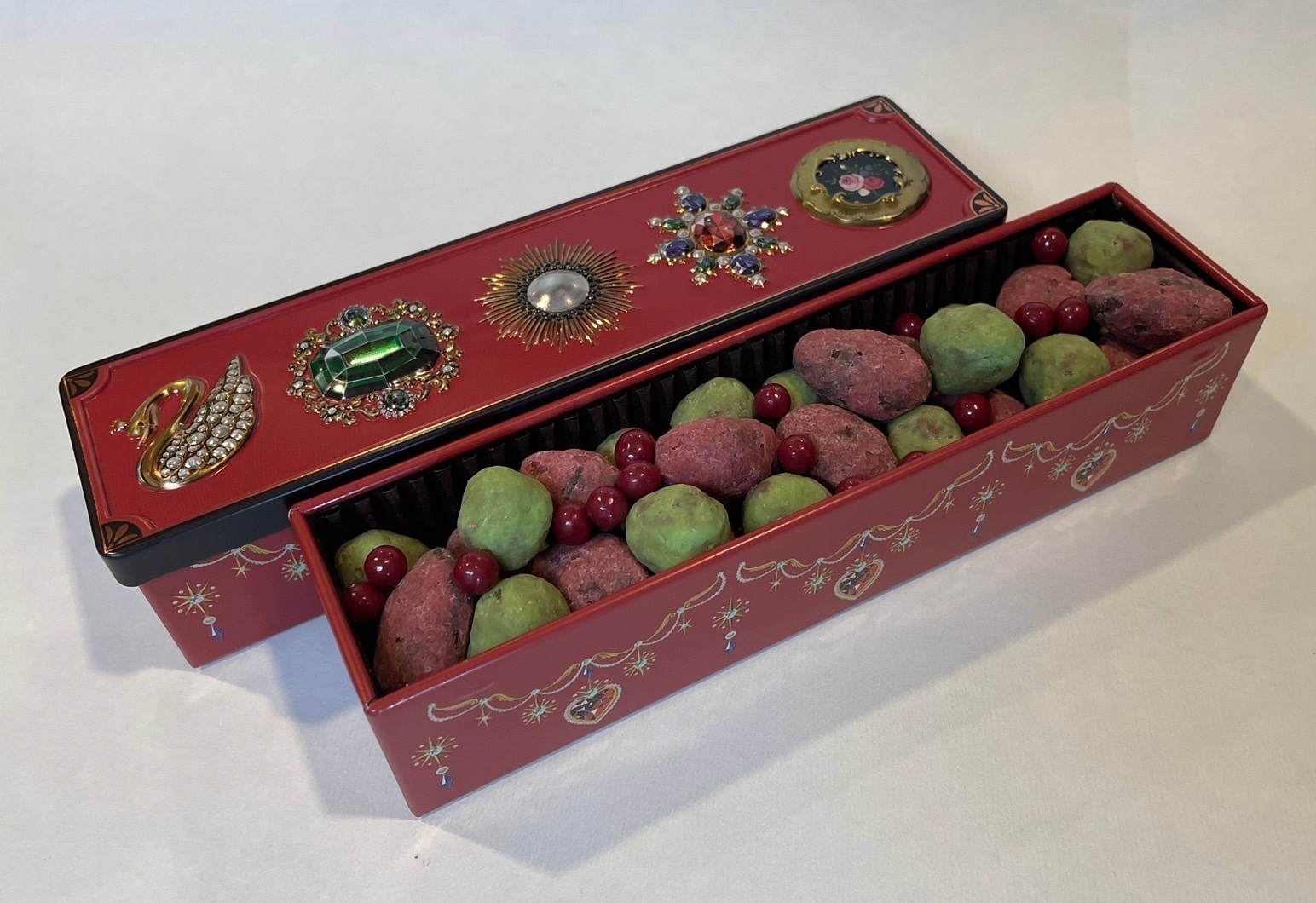 愛知会場限定コラボスイーツ お菓子の宝石箱(赤のジュエリーBOX)