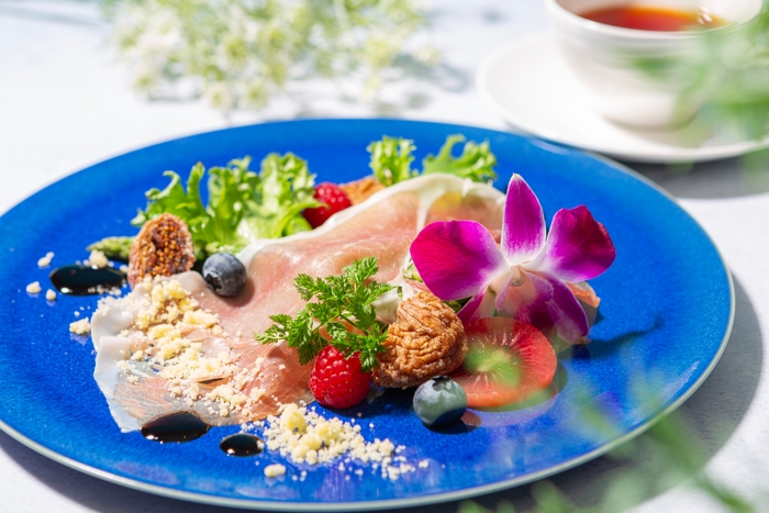 ウェルカムスイーツ 「ハモンセラーノとドライ無花果のサラダ仕立て」