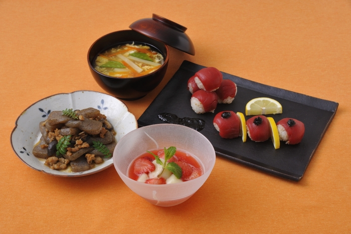 手綱こんにゃく鶏そぼろ煮/春野菜のかき卵汁/まぐろ手まり寿司 のりじょうゆ/豆腐白玉 煮いちごがけ