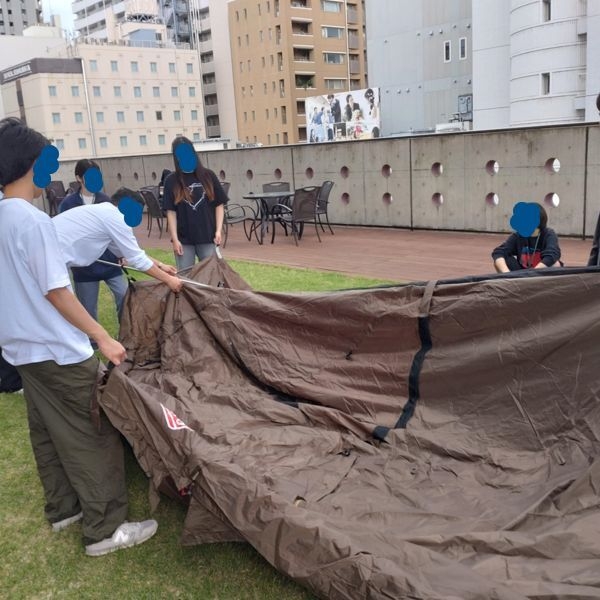 専門学校の屋上でテント張りの実習。