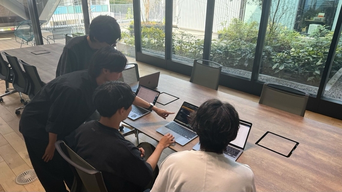 生成AIを活用して課題解決に取り組んでいる学生の様子