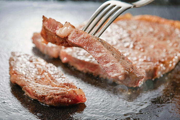 ライブキッチンから焼きたてをご提供するステーキ ※ステーキは調味牛脂を注入した加工肉です。