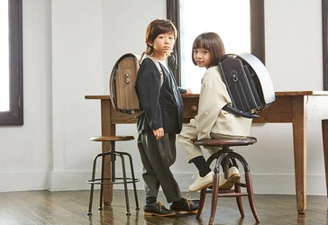 今年で創業90周年。御用達職人が作るオオバランドセルより、 2026年度ご入学用ランドセルを発売　 軽さ、くすみカラーなどトレンドを意識したニューモデルが登場！
