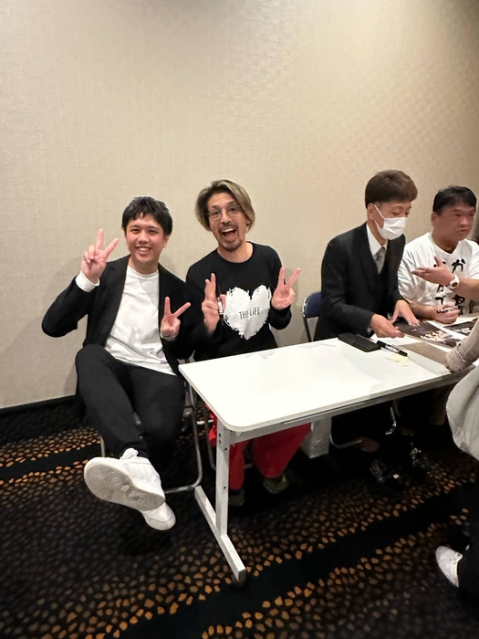 司会の本郷ハヤタさん、ゆめのたね放送局共同代表の佐藤大輔さん、奈良市観光大使の徳丸新作さん、大東賢監督