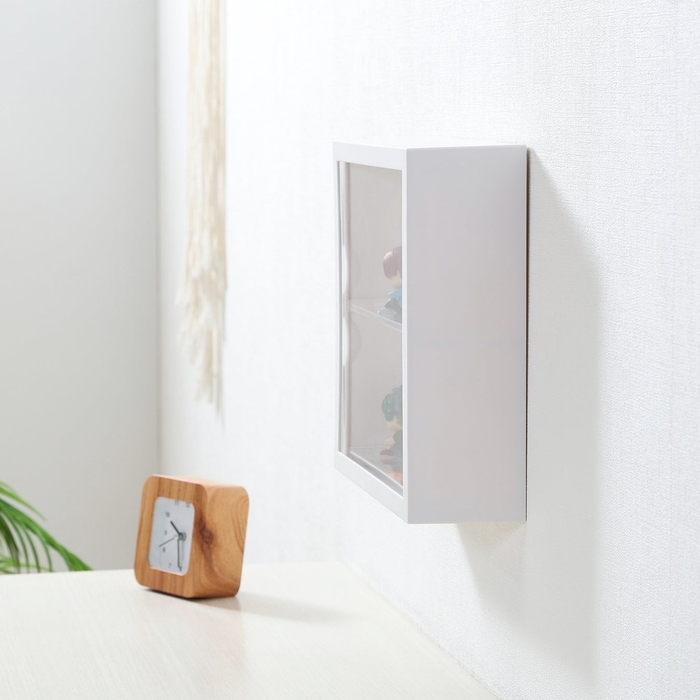 奥行8cmのスリム設計で圧迫感を軽減します。また、フィギュアを固定するシールが付属しているので、多少の衝動があっても倒れにくく安心です。