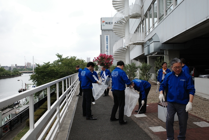 従業員が一丸となって清掃活動を実施 