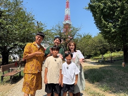 上段左から、バッテリィズ(エース、寺家)、菊地亜美、下段、広島キッズ