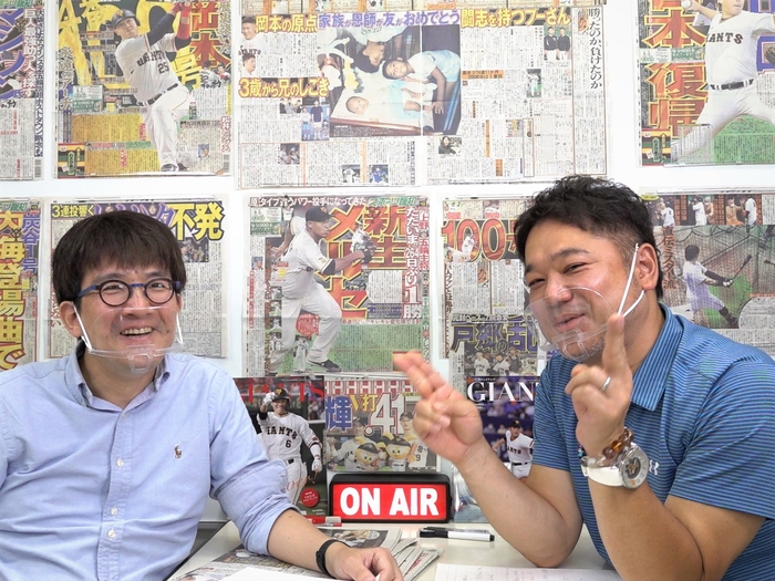 加藤デスク(左)と水井デスクの40代MC陣
