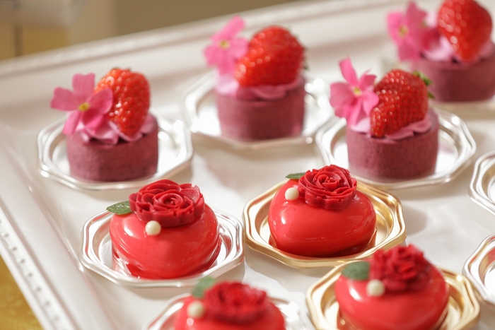 (上)ローズフランボワーズムース:フランボワーズと薔薇香るムースリーヌ(下)ストロベリームース:ムースの中に苺のジュレを入れ、苺の甘さを感じるムース