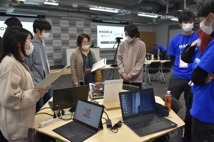 名城大学賞のチーム「オフロズキー」。講評「身近な水の問題を取り上げており、テーマ性が非常に良かった」(西野教授)