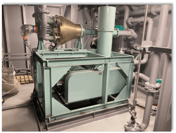 写真3 空気潤滑システム(ブロワ、周期吹き出し装置)