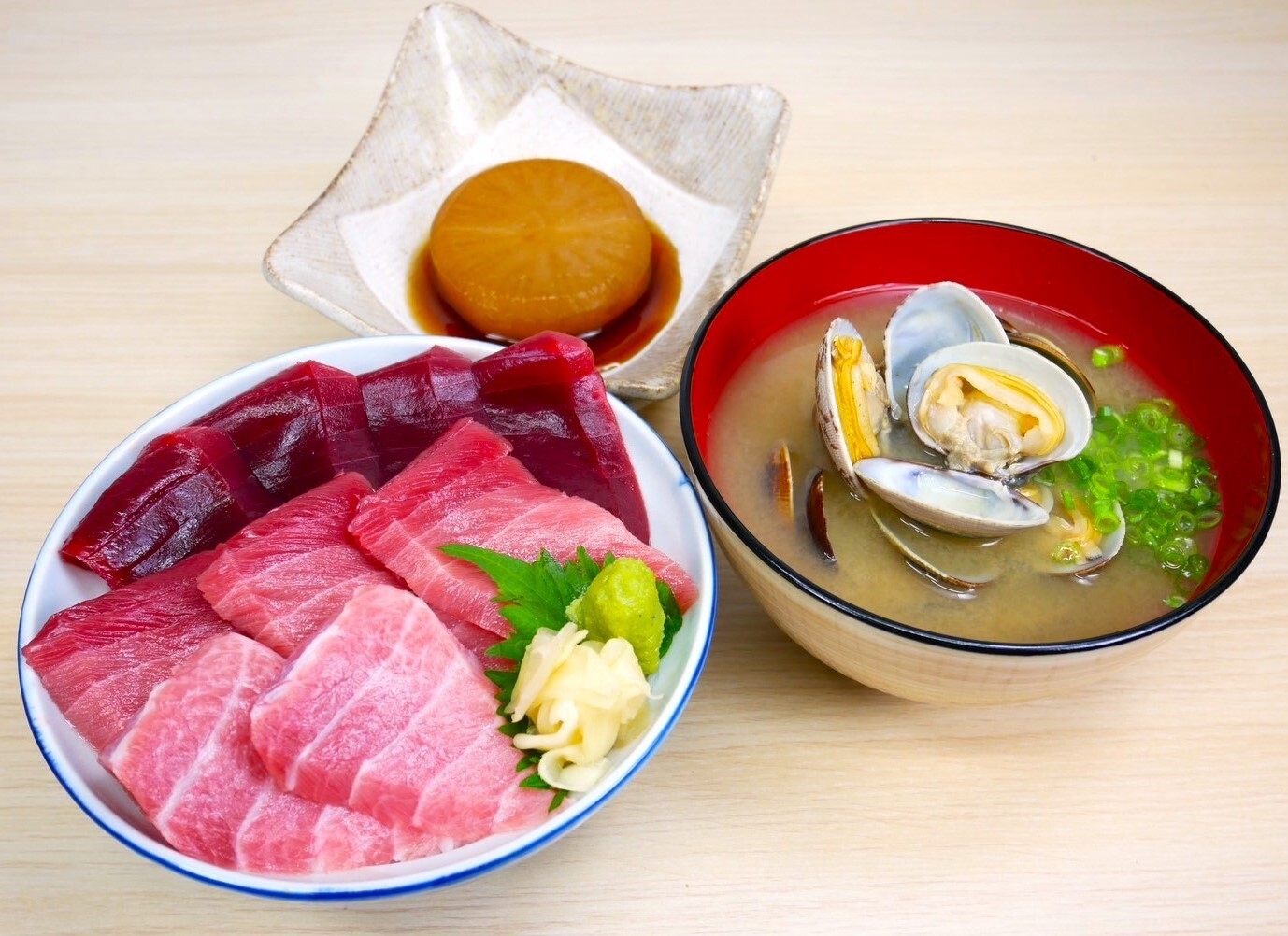 特上まぐろ三食丼 2,580円(税込)