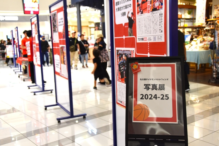 通路に設置された2024-25シーズンを振り返る写真展