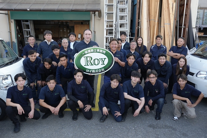 栃ノ心氏(写真中央左)とROY株式会社・大石代表(写真中央右)と従業員らによる集合写真(2025年6月30日)