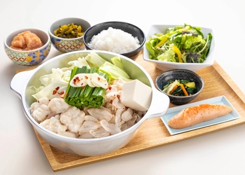 定食スタイルの新業態 「博多もつ鍋やまや食堂 ららぽーとTOKYO-BAY店」が 2025年10月31日(金)にオープン！
