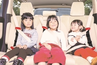 後部座席に子ども3人乗せても車内が広い!