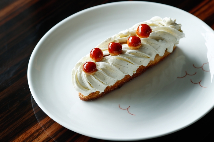 「パレスホテル東京 ラウンジバー プリヴェ」の「サントノーレ キャラメルヴァニーユ」プティガトー 1,840円