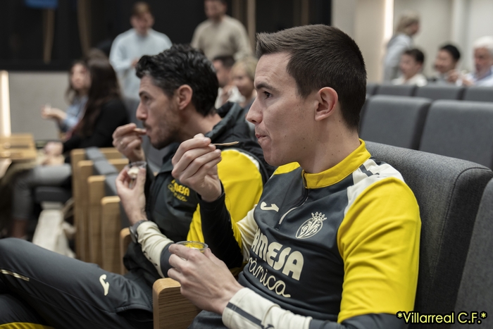 ビジャレアル関係者による染野屋豆富料理の試食