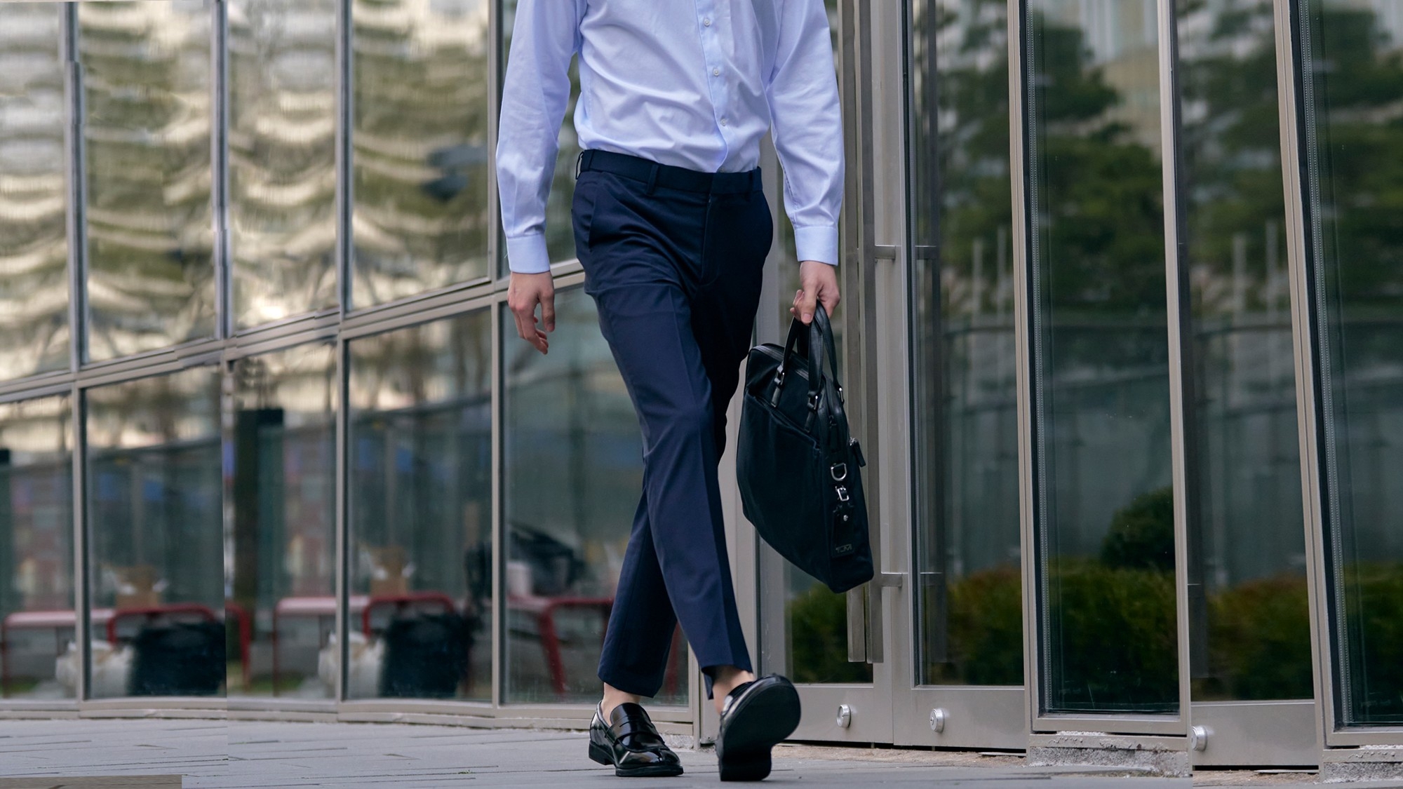 Super airy wool slacks 着用イメージ