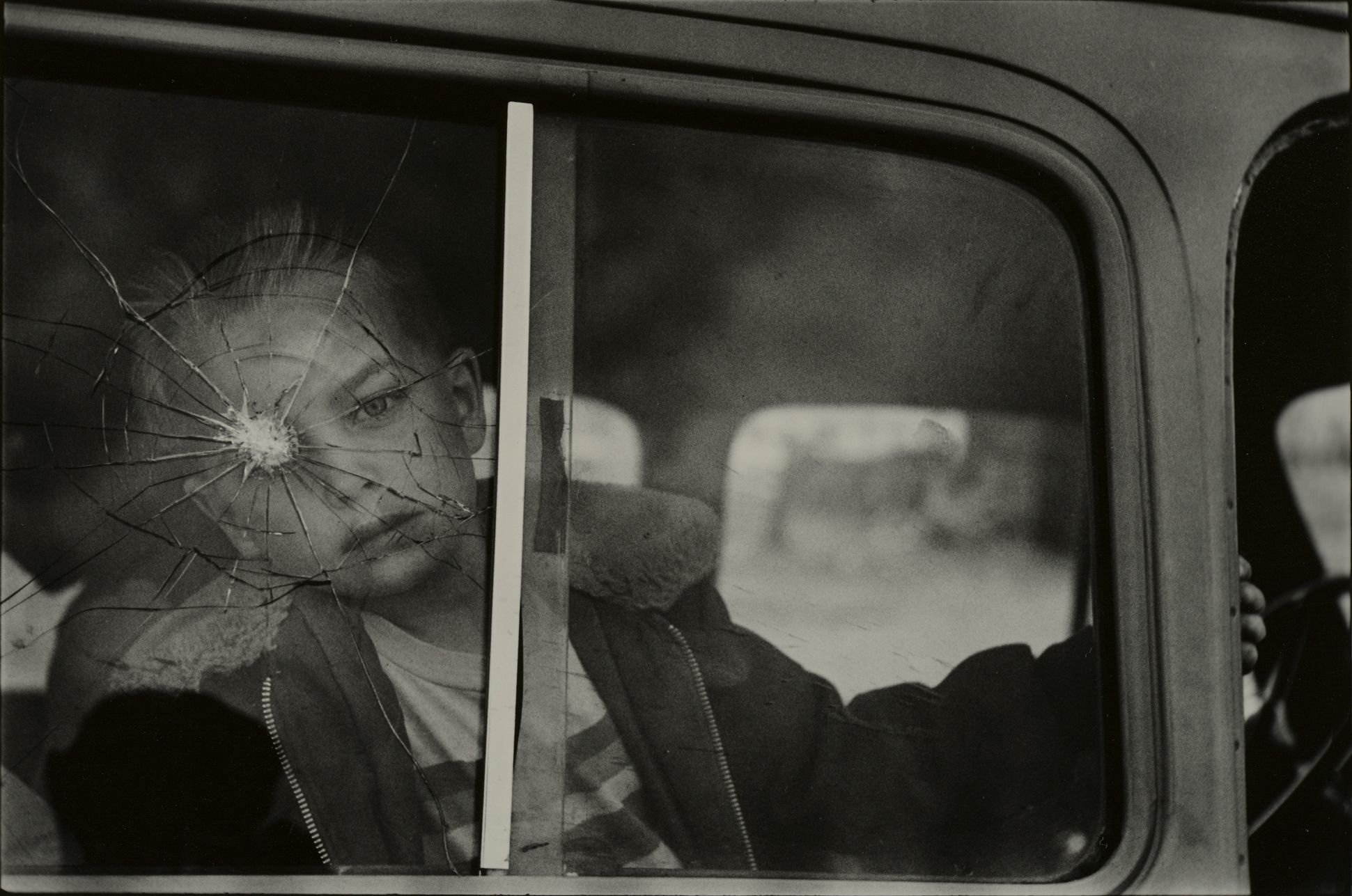 エリオット・アーウィット(アメリカ、1928) 《コロラド州 割れたガラスと少年》1955年 (C)Elliott Erwitt/Magnum Photos