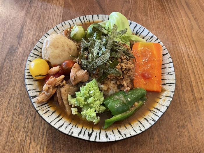 山椒豚キーマとチキンカレーと蒸し野菜