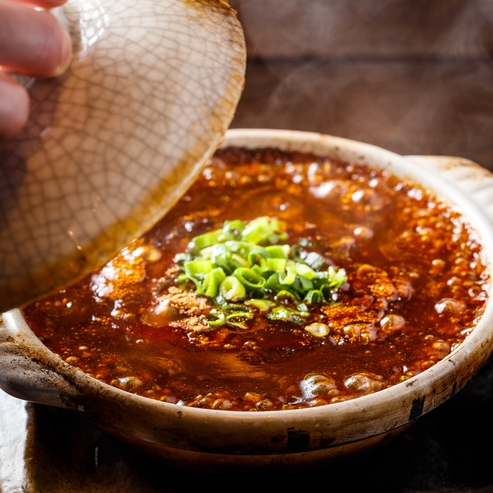 土鍋でグツグツ煮えた状態で提供される「俺達の麻婆豆腐」!豆腐がまるごと一丁入ってます!