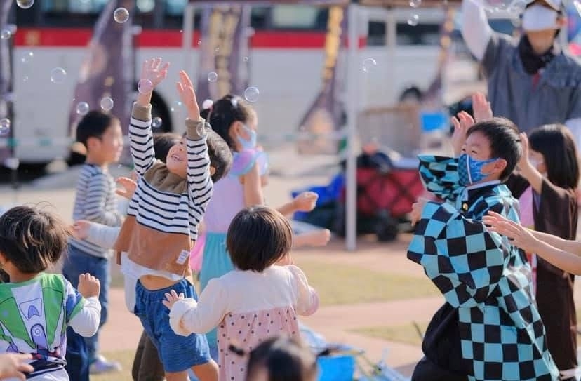 シャボン玉パフォーマンスにはしゃぐ子ども達
