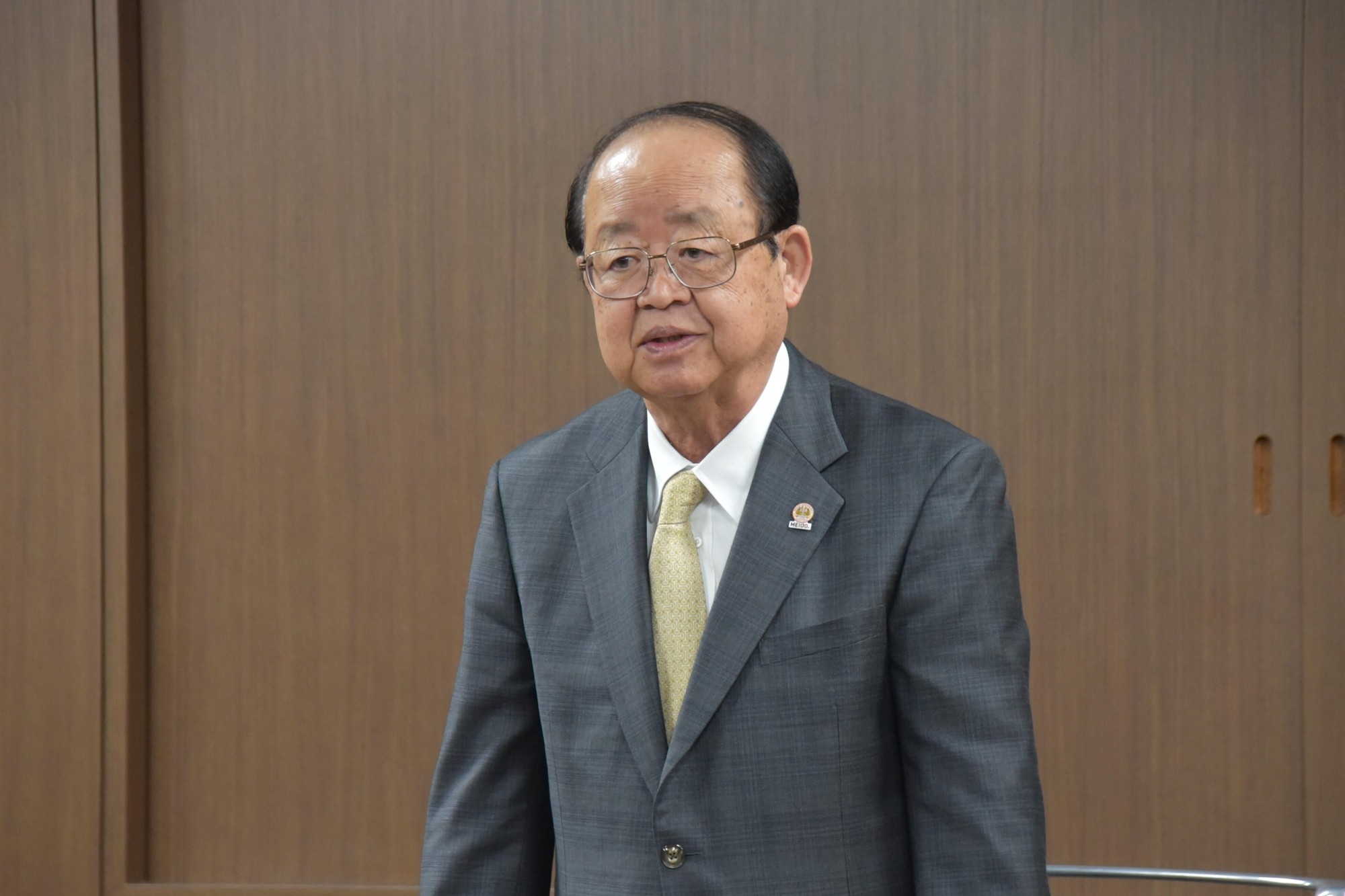 あいさつする立花理事長