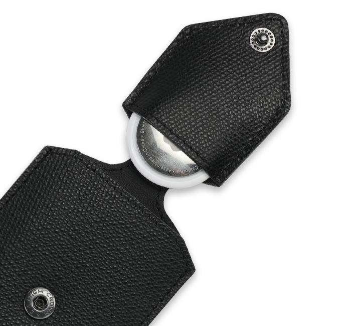 蓋の裏にAirTagポケット