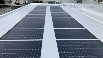 防水塗装費用も回収可能に　薄型ソーラーパネルと 長期保証防水を組み合わせた新工法を沖縄で実施