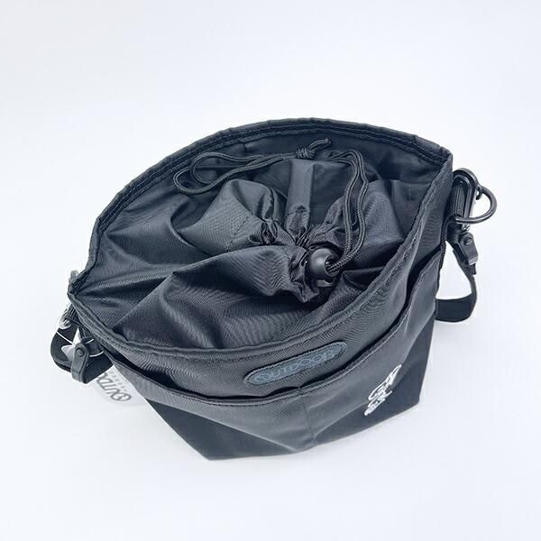 スヌーピーのクールな雰囲気のブラックのバッグ